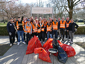 Gruppenbild mit RGE Mitarbeitenden beim 21. SauberZauber in Essen